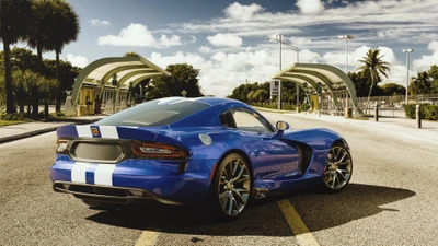 Dodge Viper em azul vibrante em uma rua urbana