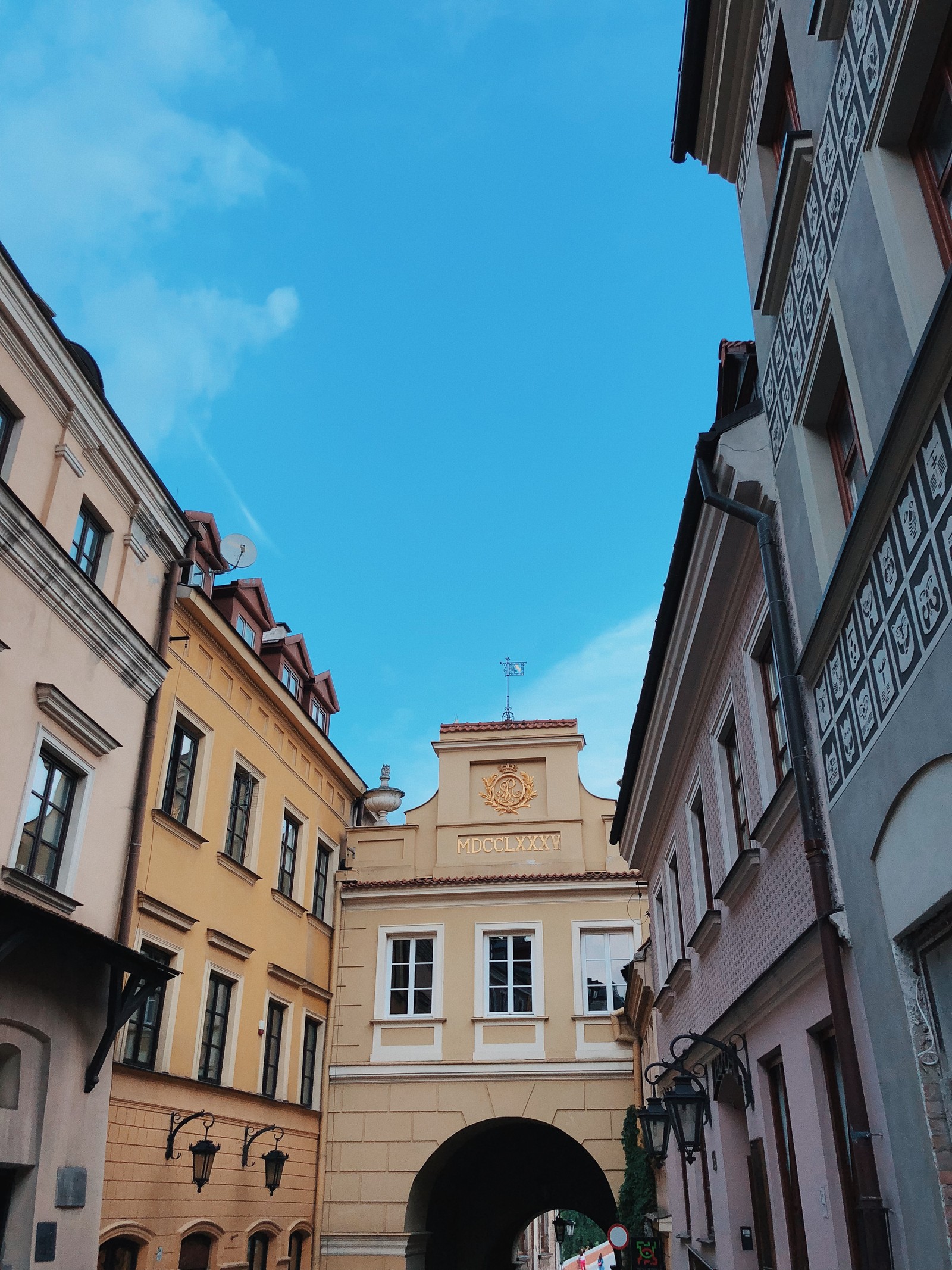 Улица с часовой башней в центре (окно, окрестности, архитектура, город, фасад)