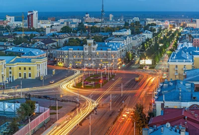 Paysage urbain vibrant au crépuscule : vue aérienne d'un paysage urbain avec un trafic fluide et des monuments illuminés