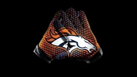 Denver Broncos Fußballhandschuhe auf schwarzem Hintergrund - 4K Hintergrundbild