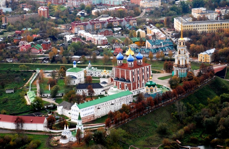 Воздушный вид на большую церковь с зеленой крышей и синей куполом (город, здание, вторая мировая война, достопримечательность, монастырь)