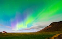 Lebendige Aurora über ruhiger Landschaft