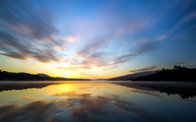 Réflexion sereine du lever de soleil au réservoir Crystal Springs, Californie