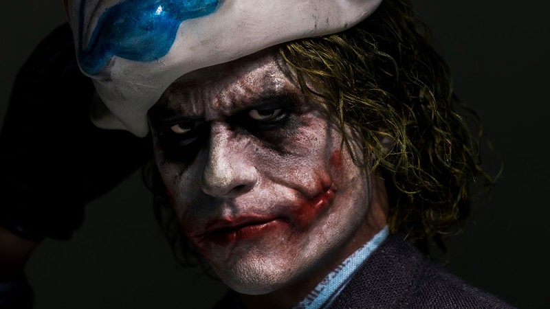 Бэтмен косплеит в белой шляпе и синей краской на лице (джокер, joker, dc comics, суперзлодей, комиксы)