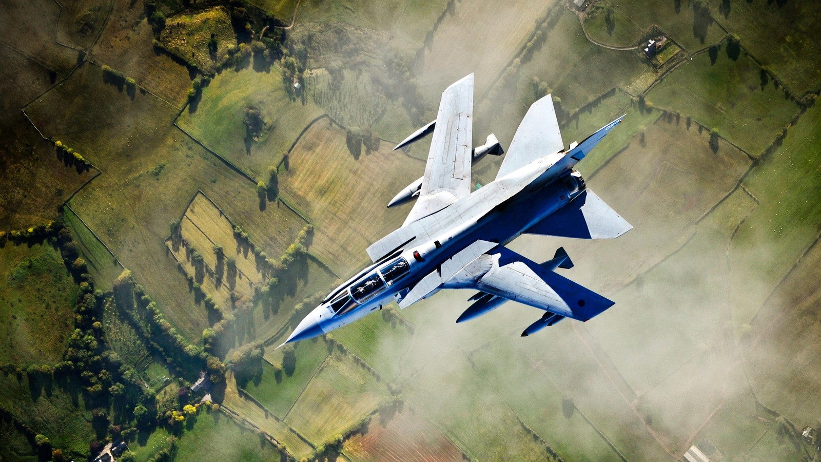 Un caza volando por el aire con humo saliendo de él (aeronave, avión militar, panavia tornado, fuerza aérea real, fuerza aérea)