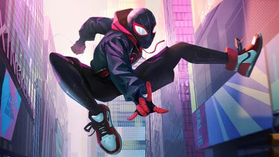 Miles Morales als Spider-Man, der durch eine lebendige Stadtlandschaft mit Neonlichtern und Wolkenkratzern springt.