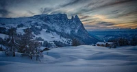 Majestuosos Alpes cubiertos de nieve al anochecer