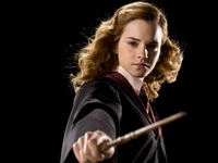 Hermione Granger con varita en el mundo mágico