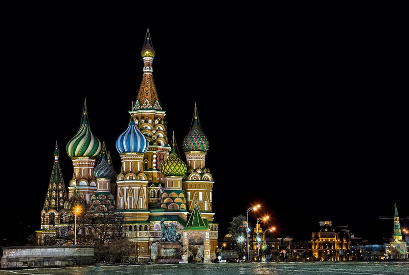 Ночной вид на большой собор с часовой башней в центре (собор, красная площадь, достопримечательность, ночь, шпиль)