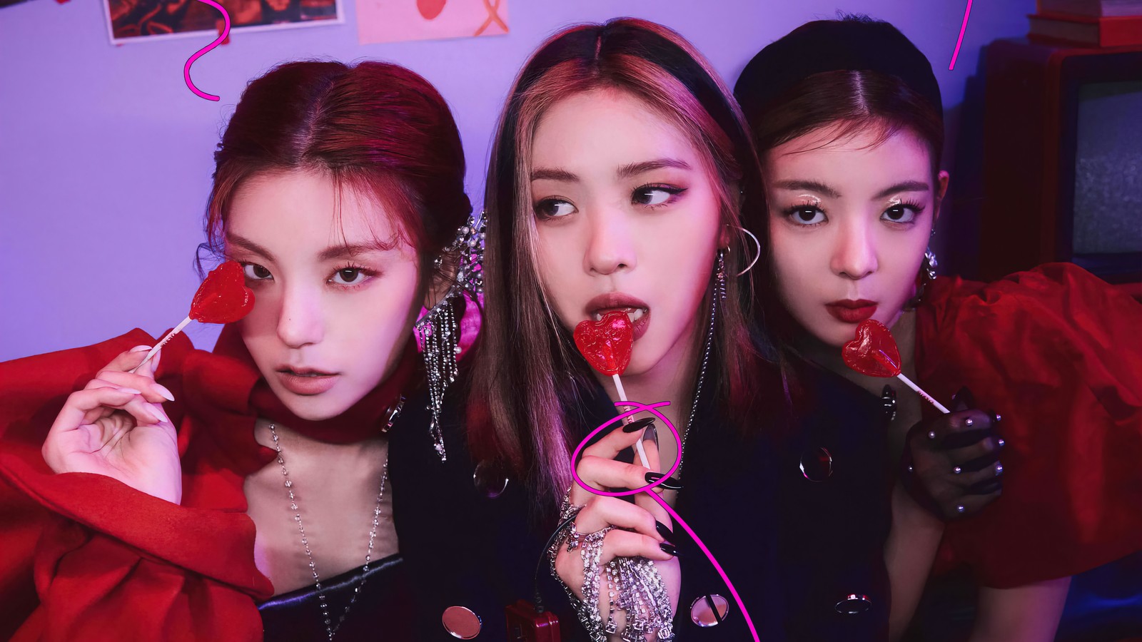 Trois filles avec des lèvres rouges et des piercings posent pour une photo (itzy, 있지, kpop, k pop, filles)