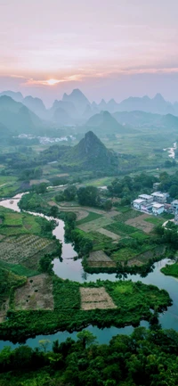 Paisagem montanhosa serena com rio sinuoso ao amanhecer