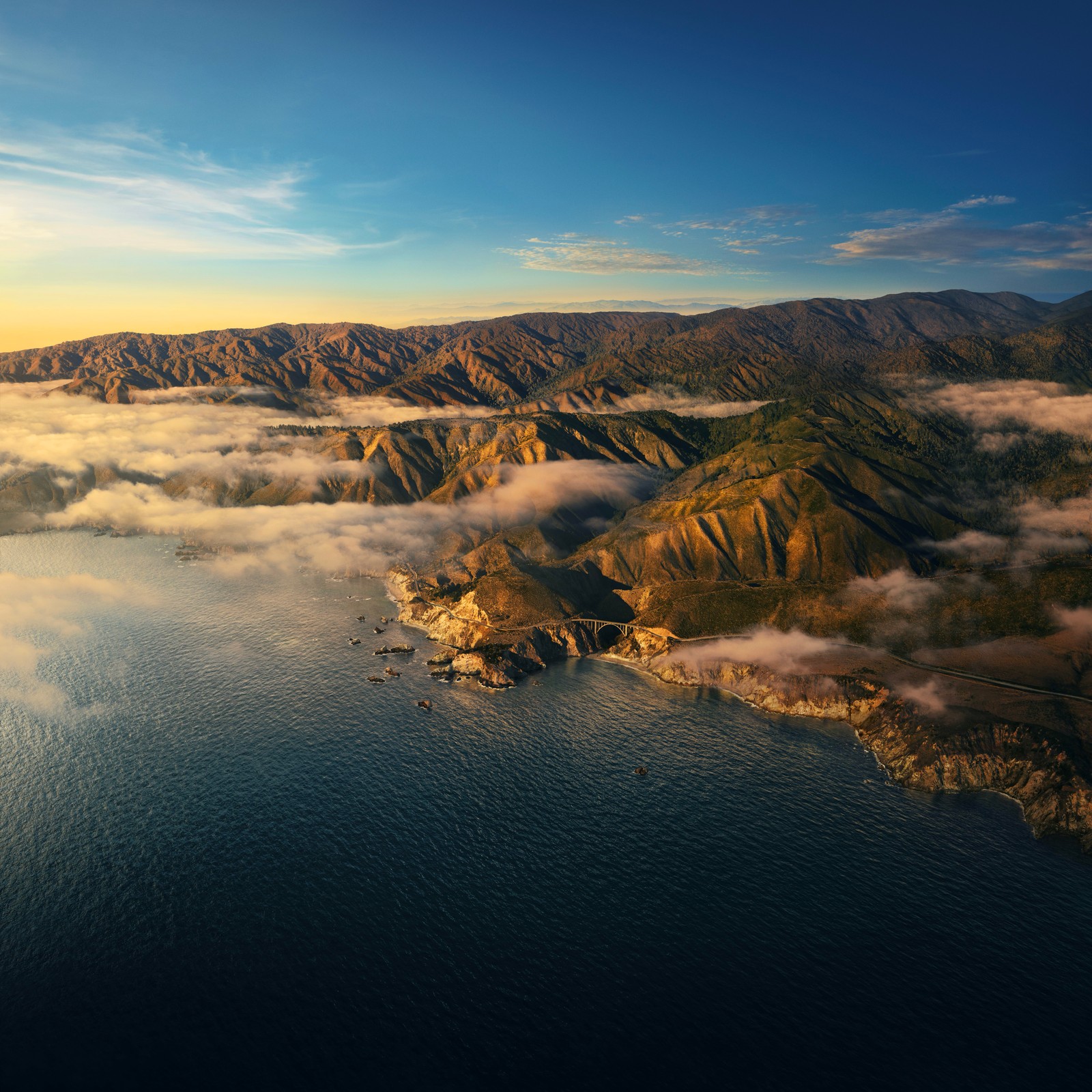 Vue aérienne d'une chaîne de montagnes avec un plan d'eau (big sur, californie, california, montagnes, nuages)