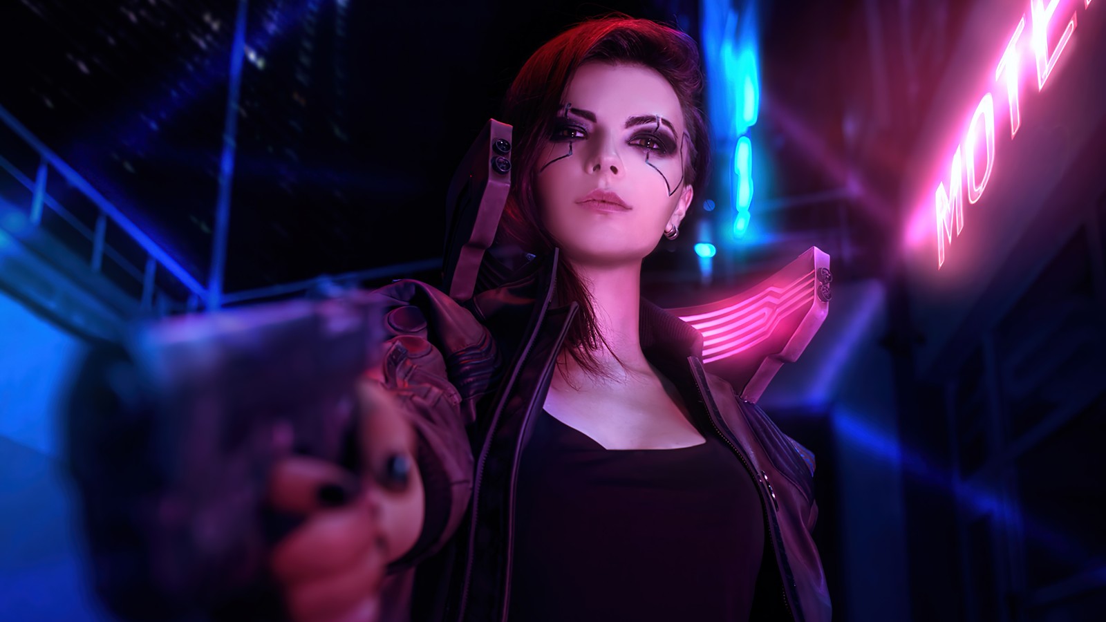 Una mujer con un top negro sosteniendo un arma en una habitación oscura (cyberpunk 2077, videojuego, femenino, chicas, v)