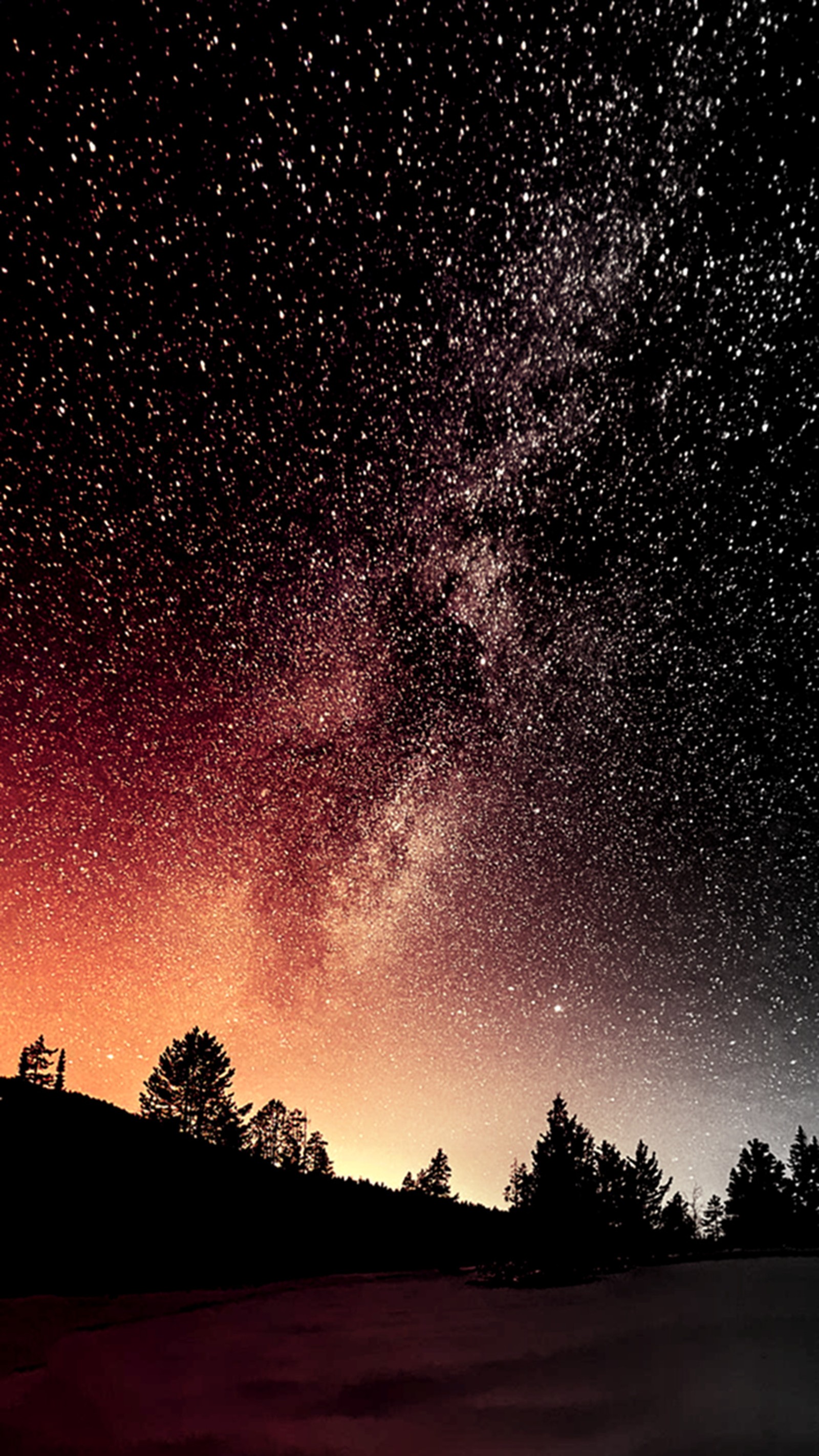 Ciel étoilé avec un ciel rouge et noir et la silhouette d'une personne sur la neige (ciel, étoilé)