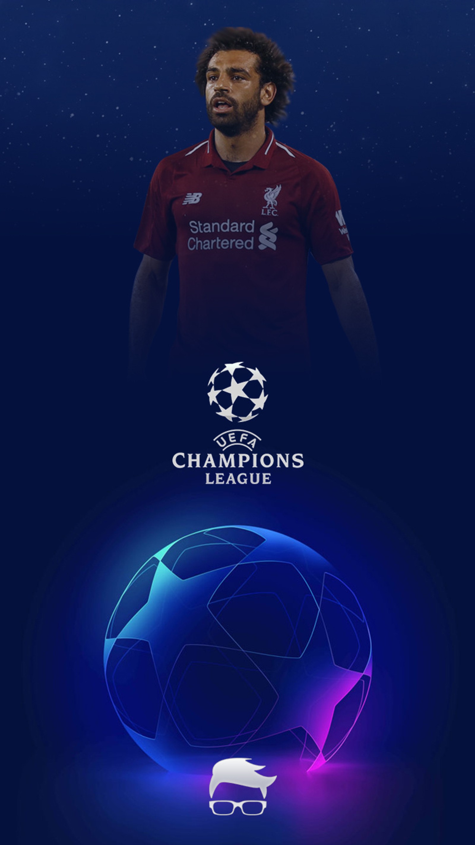 Eine nahaufnahme eines fußballs mit einem mann im hintergrund (champions, champions league, liverpoool, mohamed salah, salah)