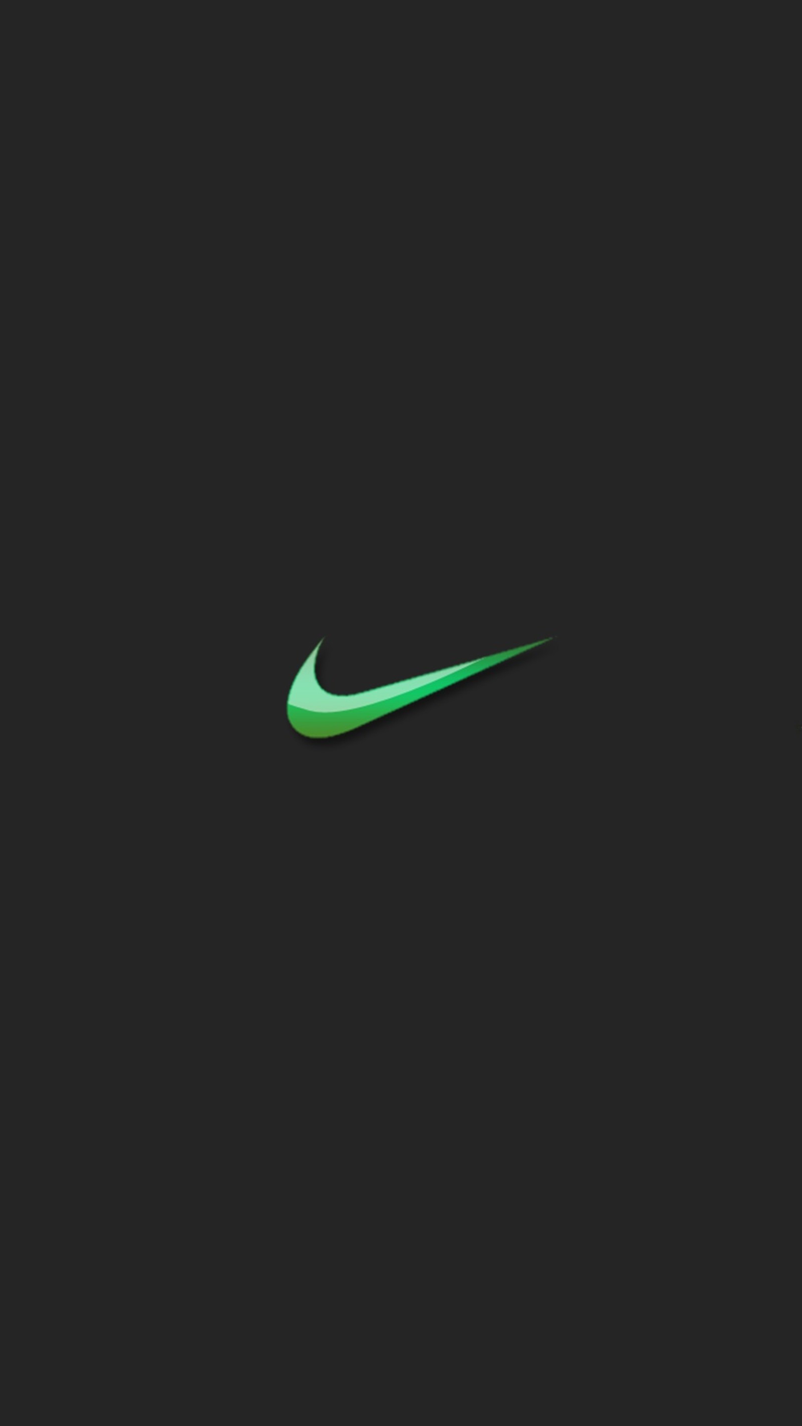 Un primer plano de un logo de nike verde sobre un fondo negro (logotipo, nike)