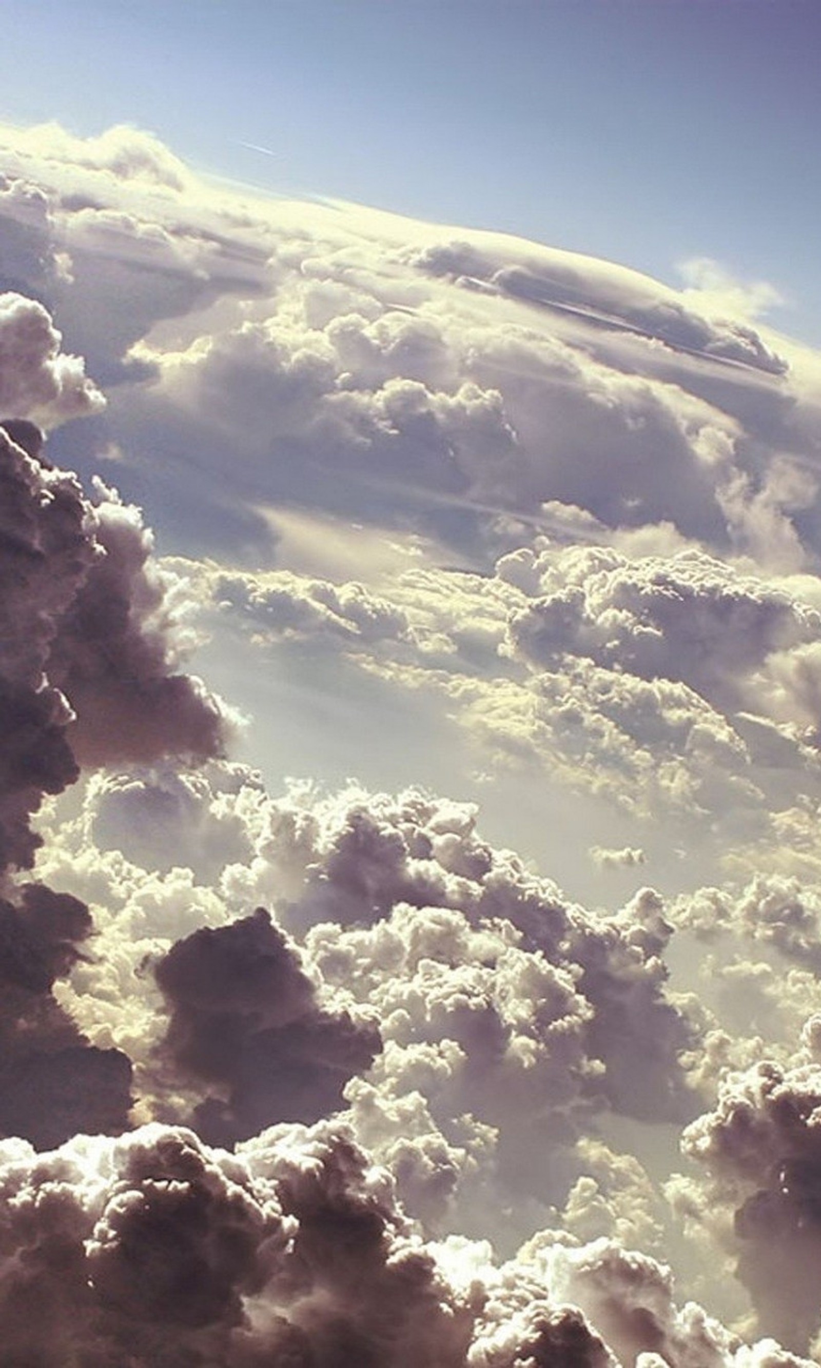 Un avion volant à travers les nuages dans le ciel (nuages, paysage, nature, ciel)