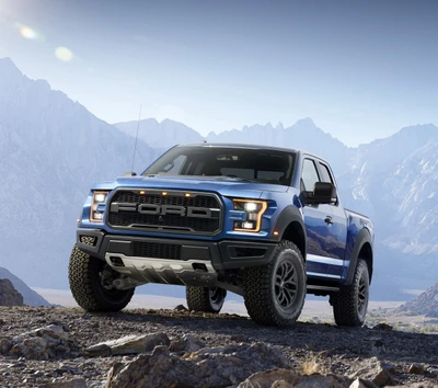 Blauer Ford-Truck vor majestätischer Berglandschaft in Amerika