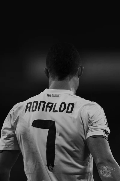 Cristiano Ronaldo en action, portant le maillot emblématique du Real Madrid avec le numéro 7.