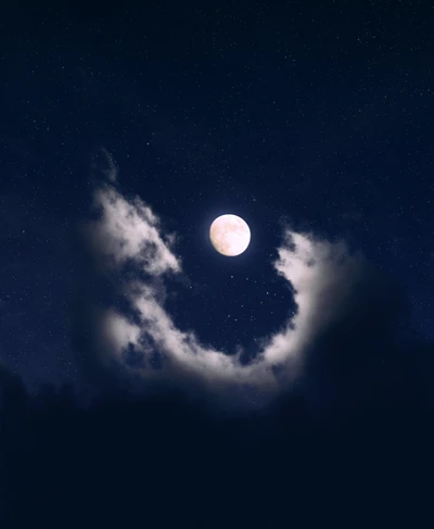 Luna llena brillando en medio de un cielo estrellado y nubes tenues