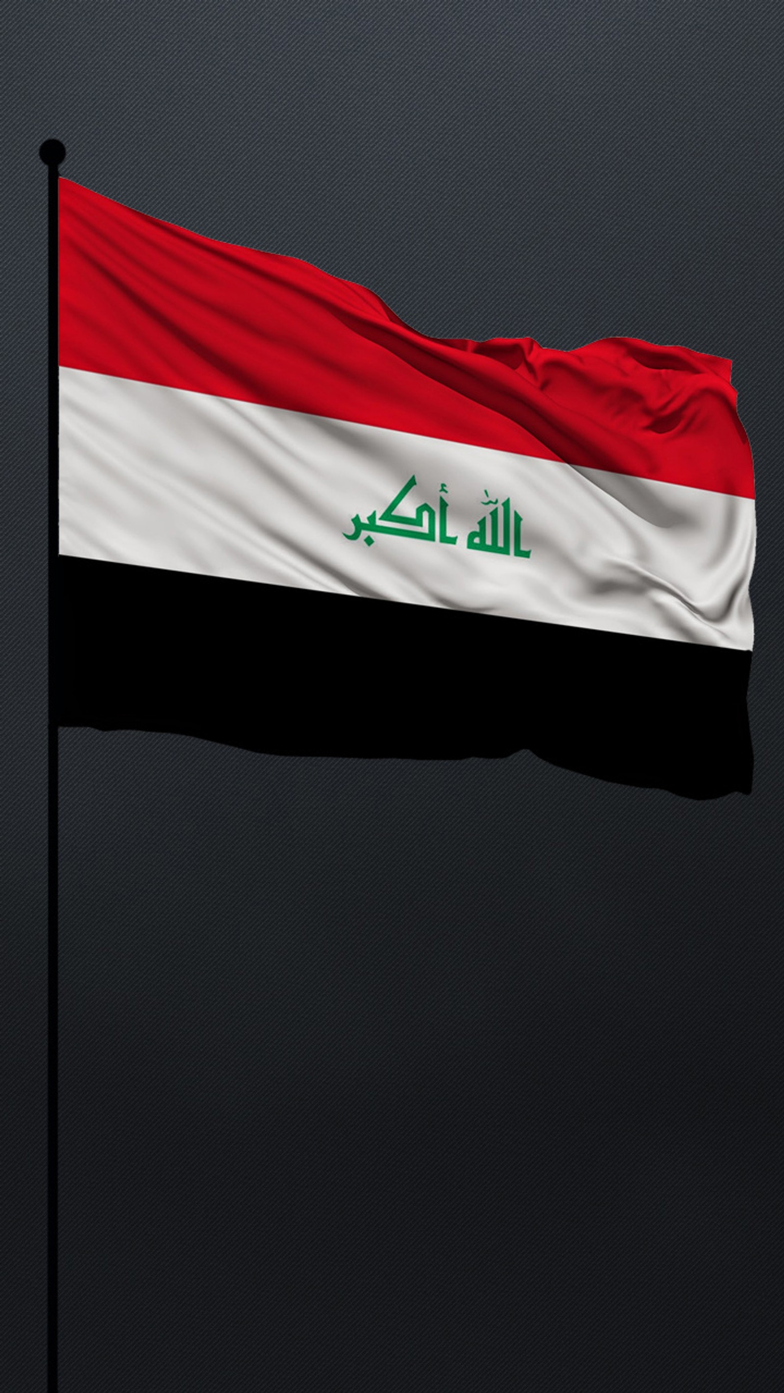 Eine arabische flagge mit dem wort irak darauf weht im himmel (allah, fahne, ehre, irak, iraq)