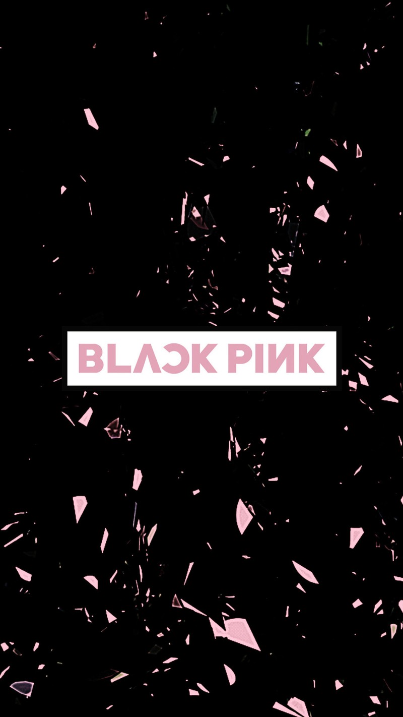 Крупный план розового знака, окруженного осколками стекла (блэкпинк, blackpink, lisa, джису, jisoo)