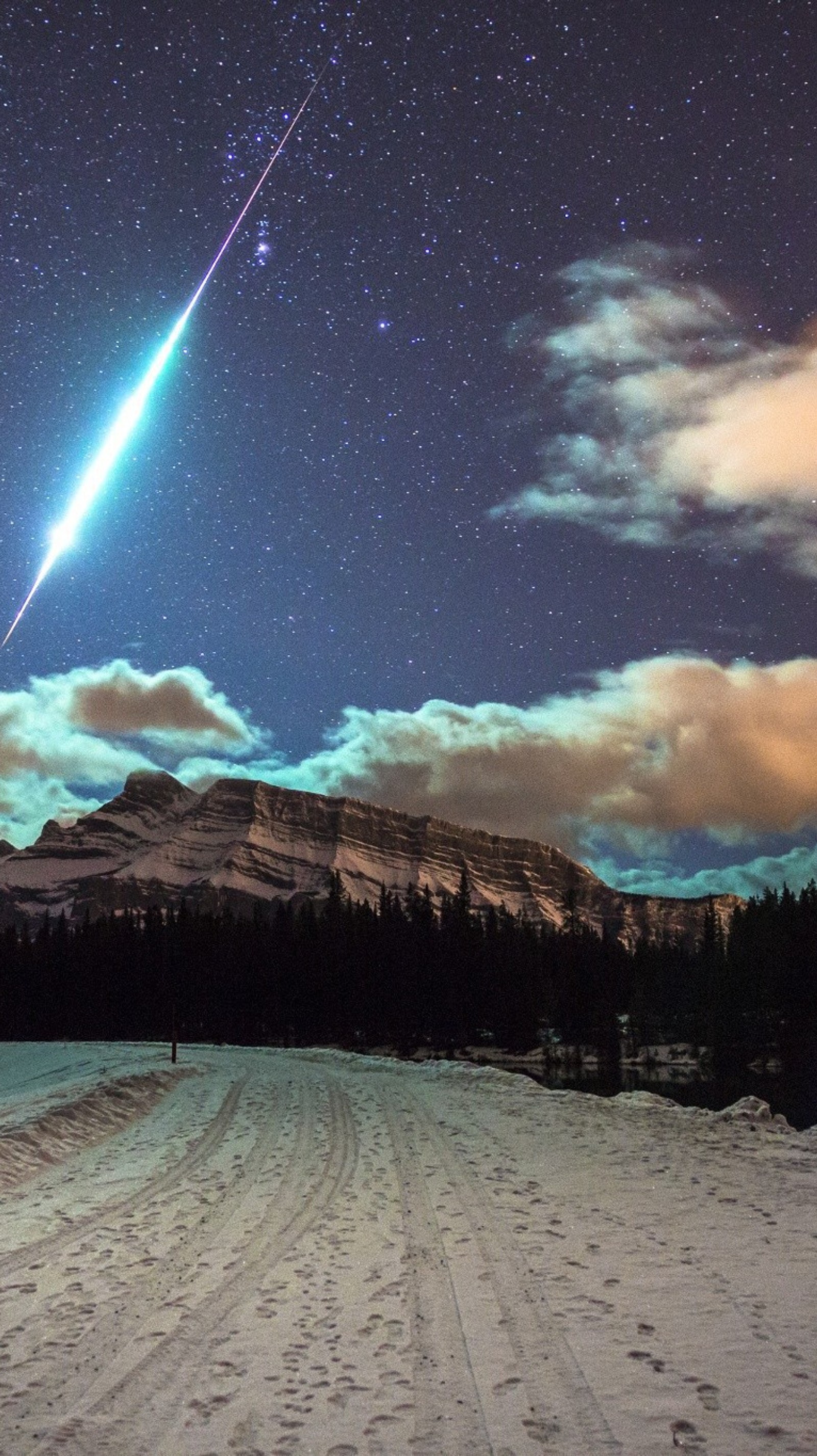 Vue aérienne d'une étoile filante dans le ciel au-dessus d'un champ enneigé (rue, paysage, nature)