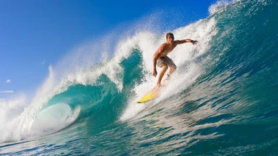 Surfer, der auf einer kraftvollen Welle reitet