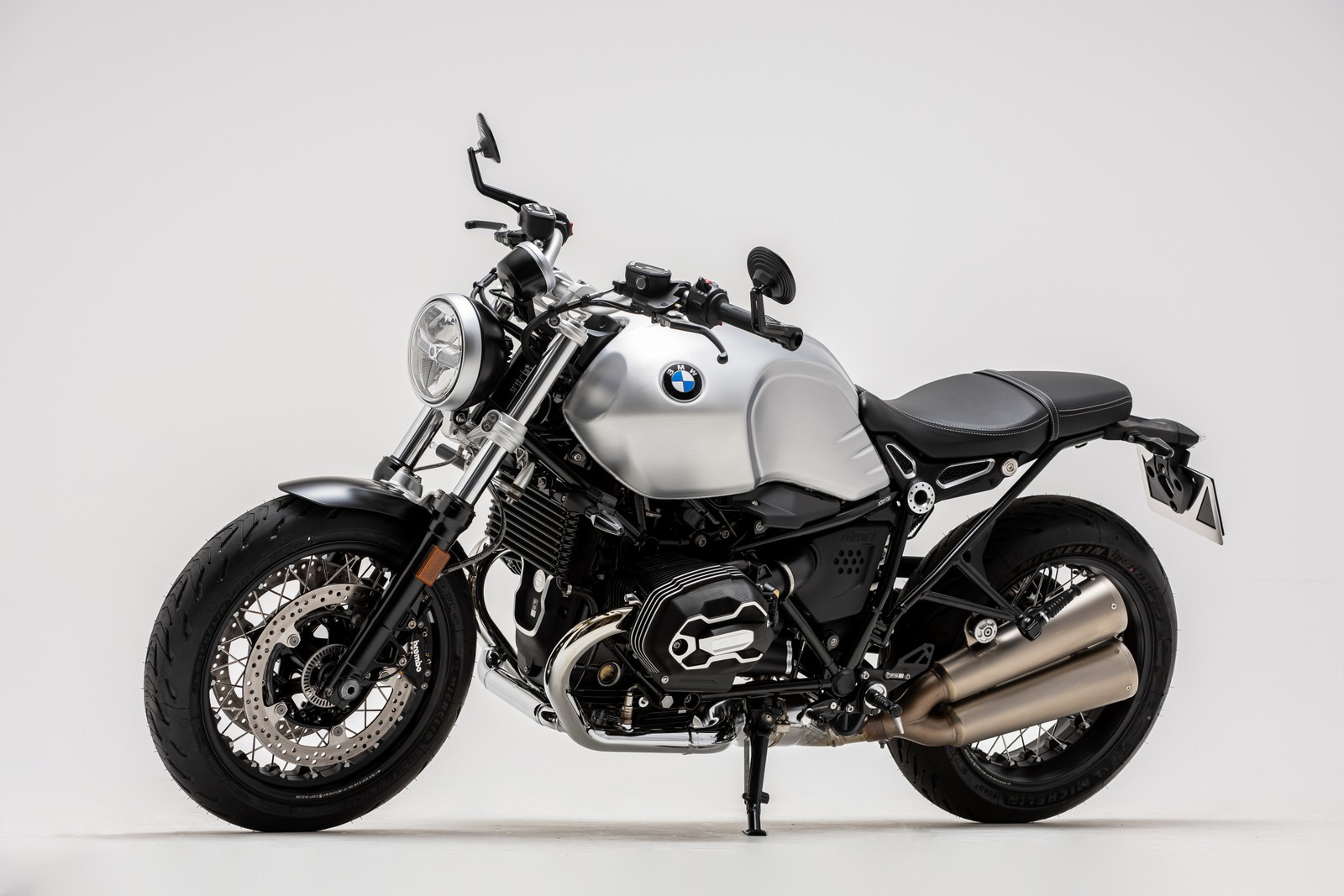 Bmw-motorrad auf einer weißen fläche mit weißem hintergrund geparkt (bmw r ninet, 8k, final edition, 2023, 5k)