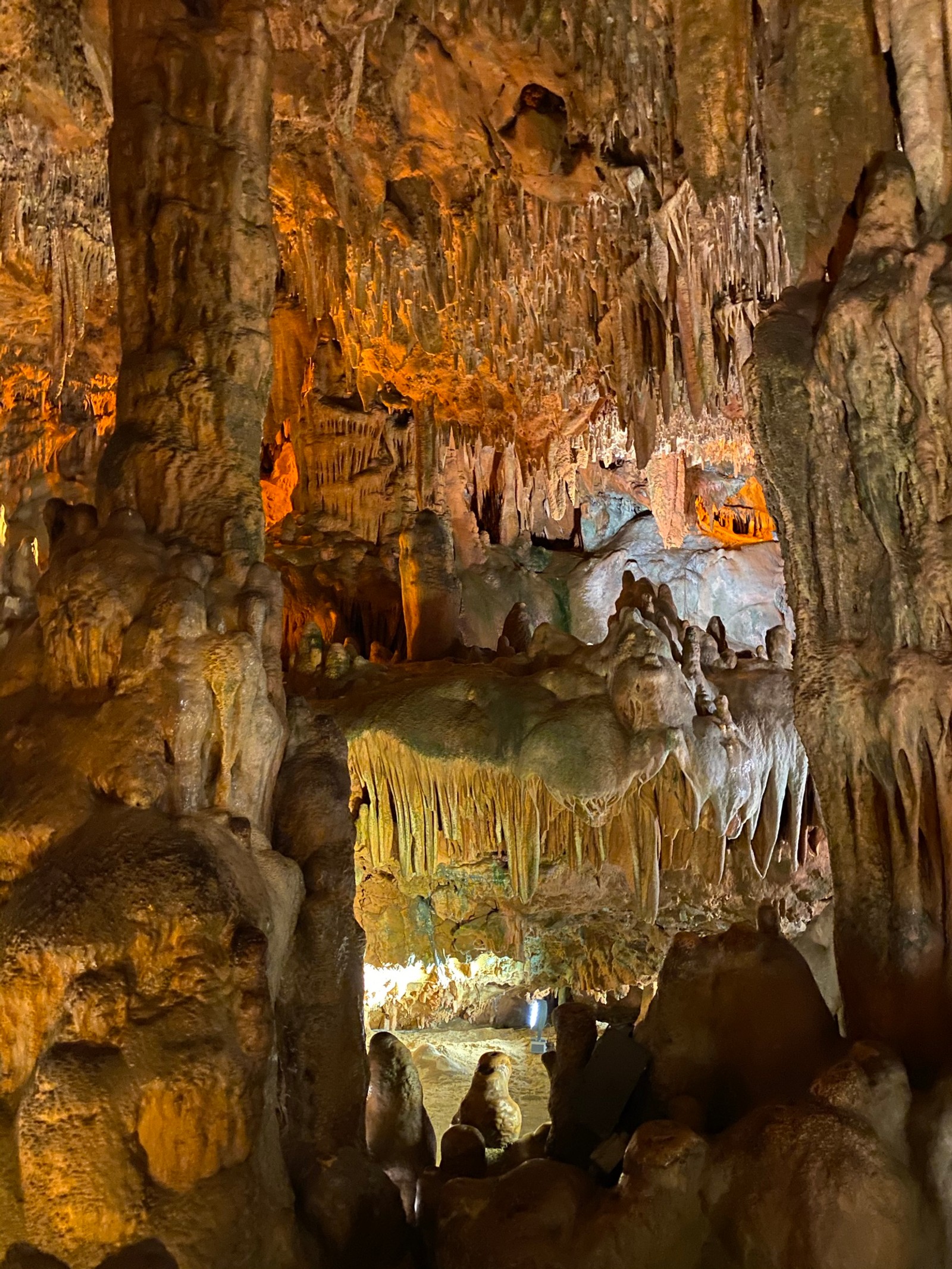 Luftaufnahme in einer höhle mit einer großen menge an steinen und wasser. (höhle, sehenswürdigkeit, natur, felsgrund, formation)