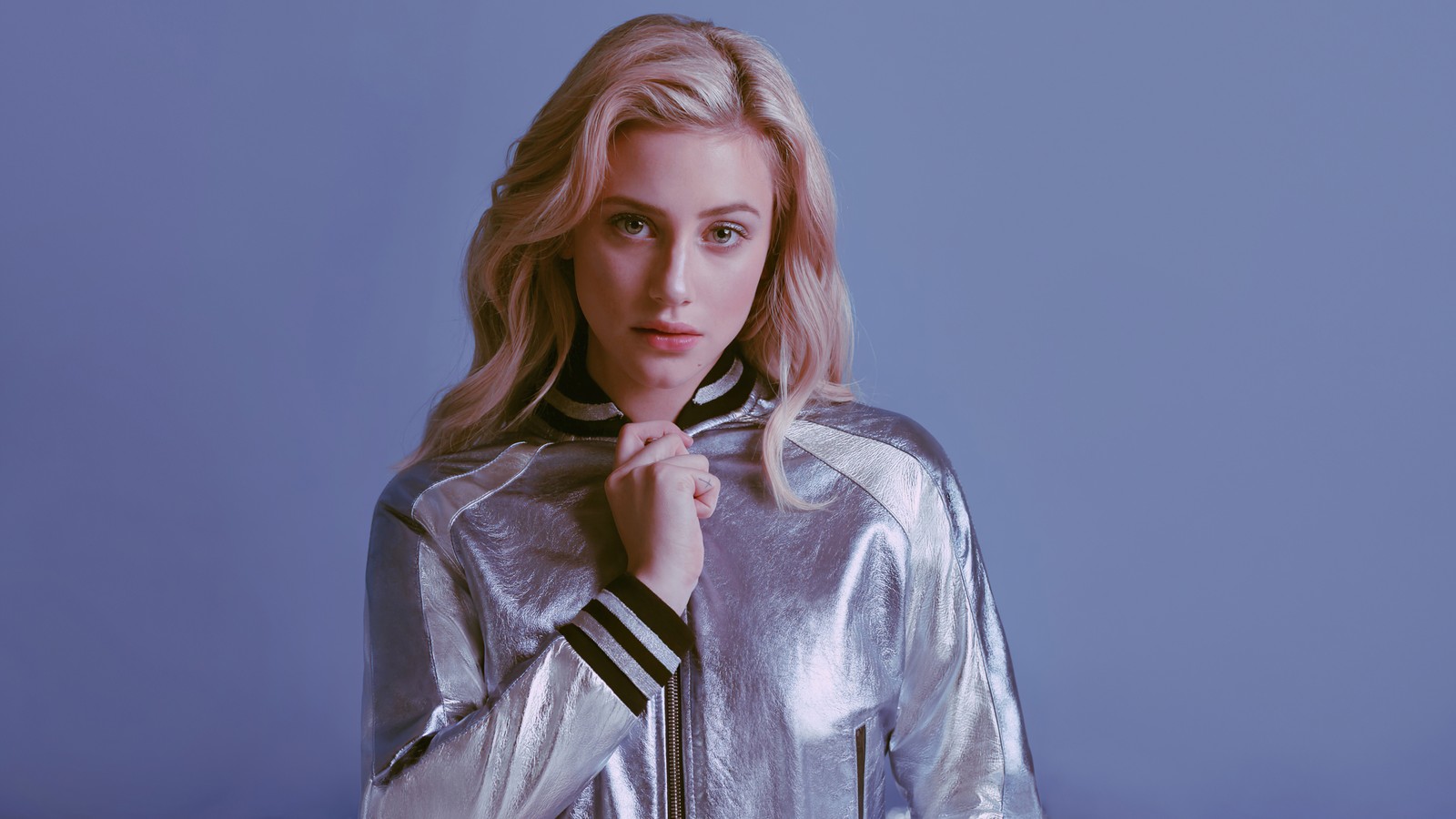 Femme blonde en veste argentée posant pour une photo (lili reinhart, actrice, femmes, filles, célébrité)