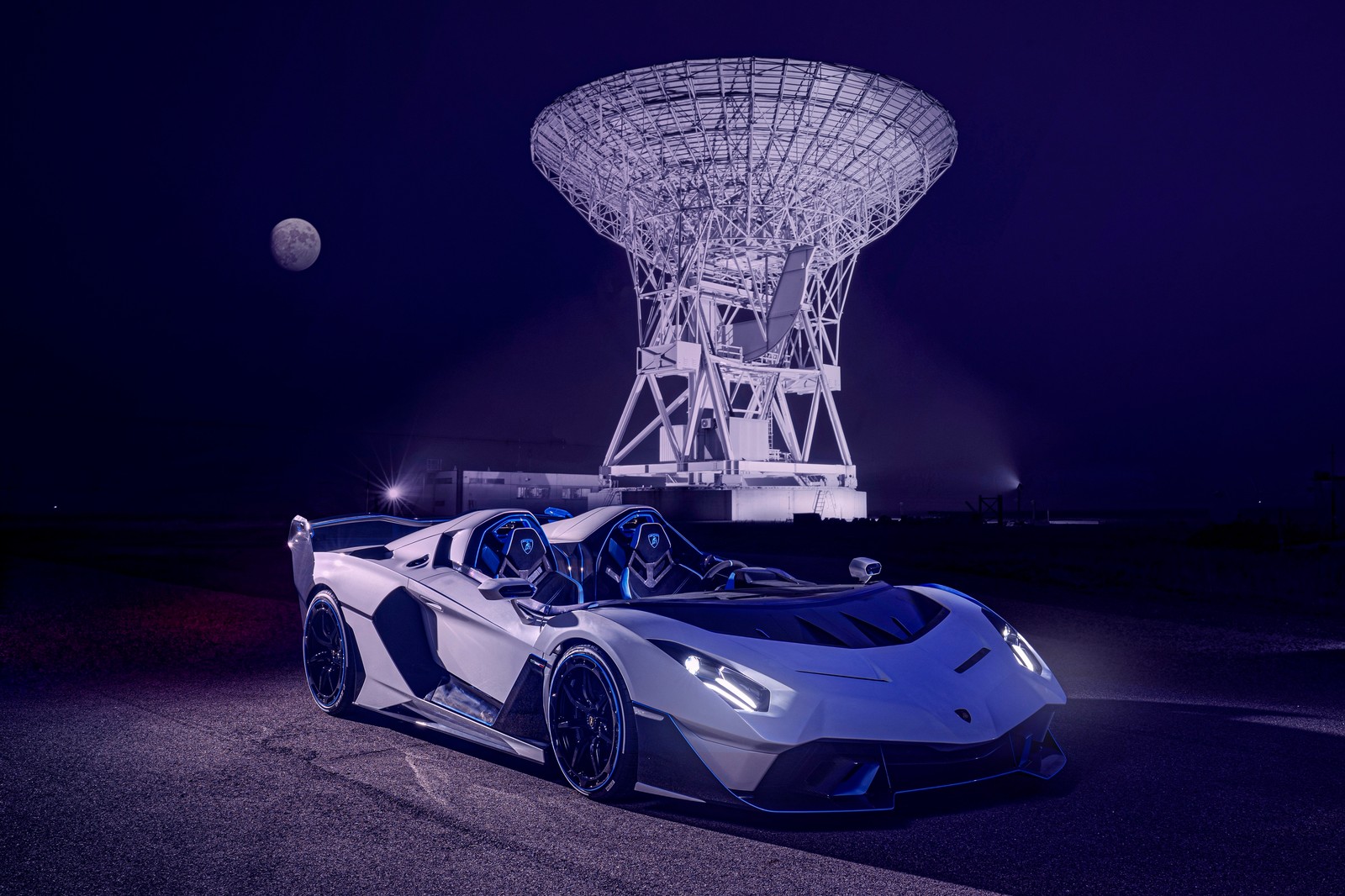 Un primer plano de un coche deportivo estacionado frente a una torre de radio (lamborghini sc20, supercoche, 2021, luna llena, noche)