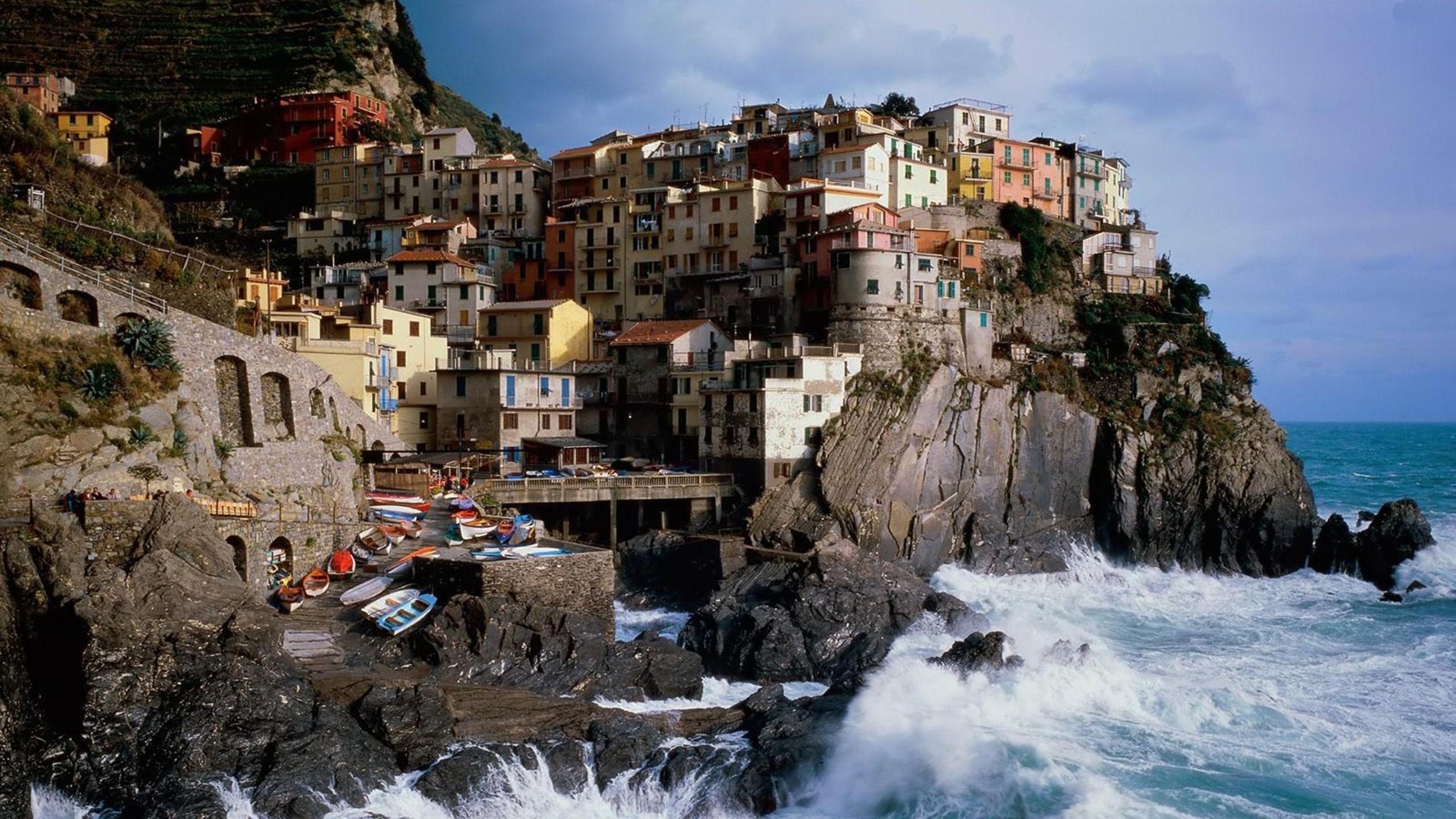 Vista árabe de uma cidade em um penhasco com vista para o oceano (viagem, penhasco, cidade, costa, turismo)