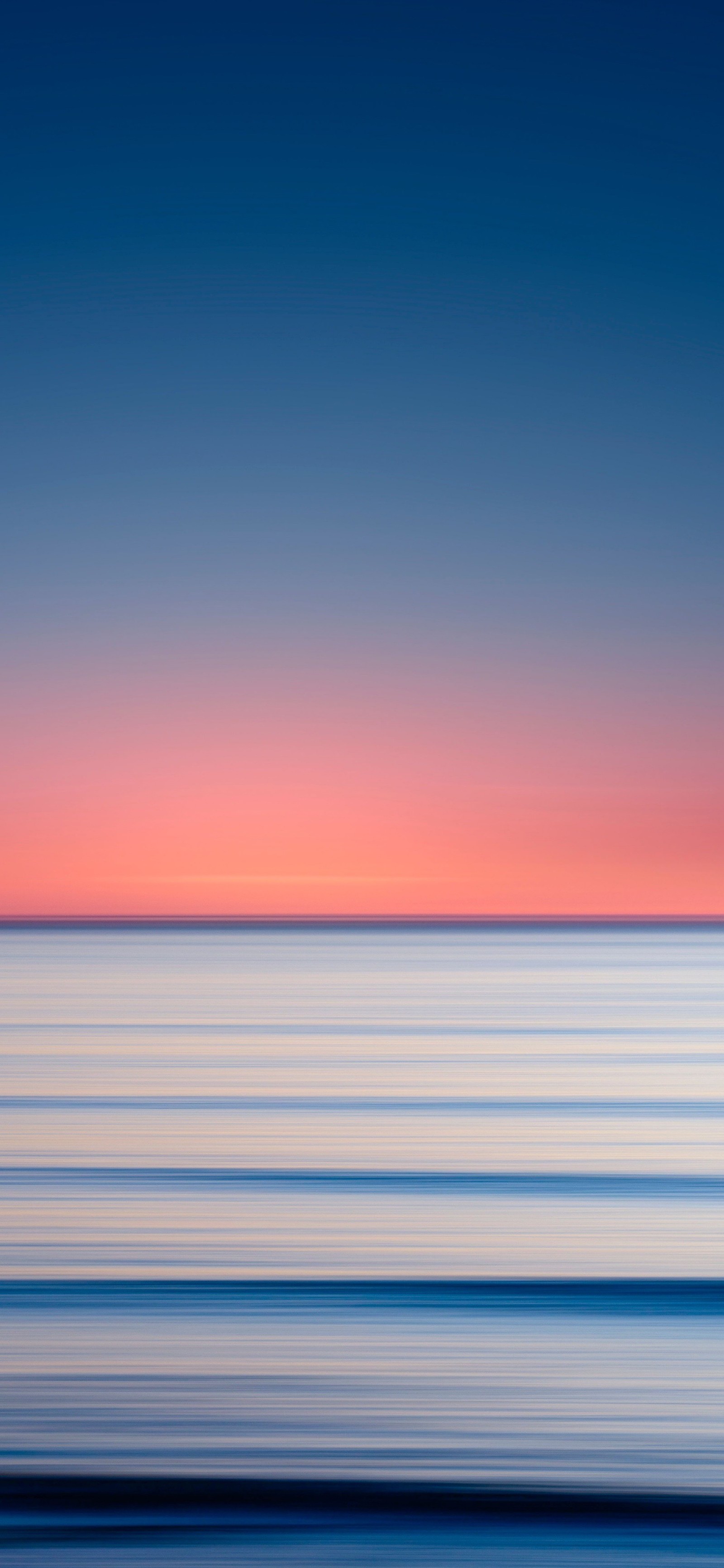 Vogelperspektive auf einen strand mit blauem himmel und einem rosa-blauen sonnenuntergang. (horizont, wasser, flüssigkeit, elektrisches blau, rechteck)