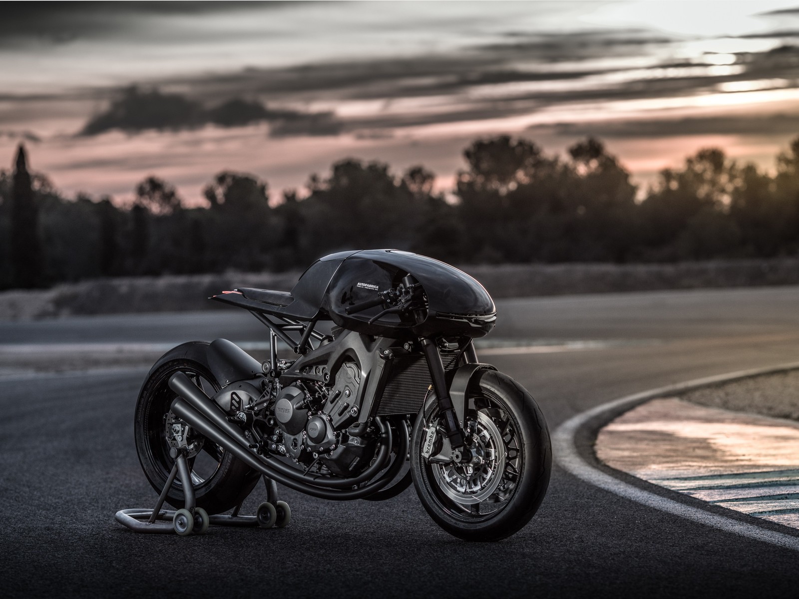 Il y a une moto garée sur le bord de la route (type 11 prototype one, usine automobile, café racer, cafe racer, vélos conceptuels)