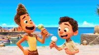 Dois amigos desfrutando de sorvete à beira-mar no filme 'Luca' da Disney-Pixar (2021)