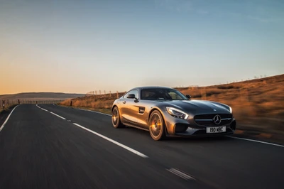 Sleek Mercedes-Benz AMG GT circulant sur une route sinueuse au coucher du soleil, incarnant le luxe et la performance.