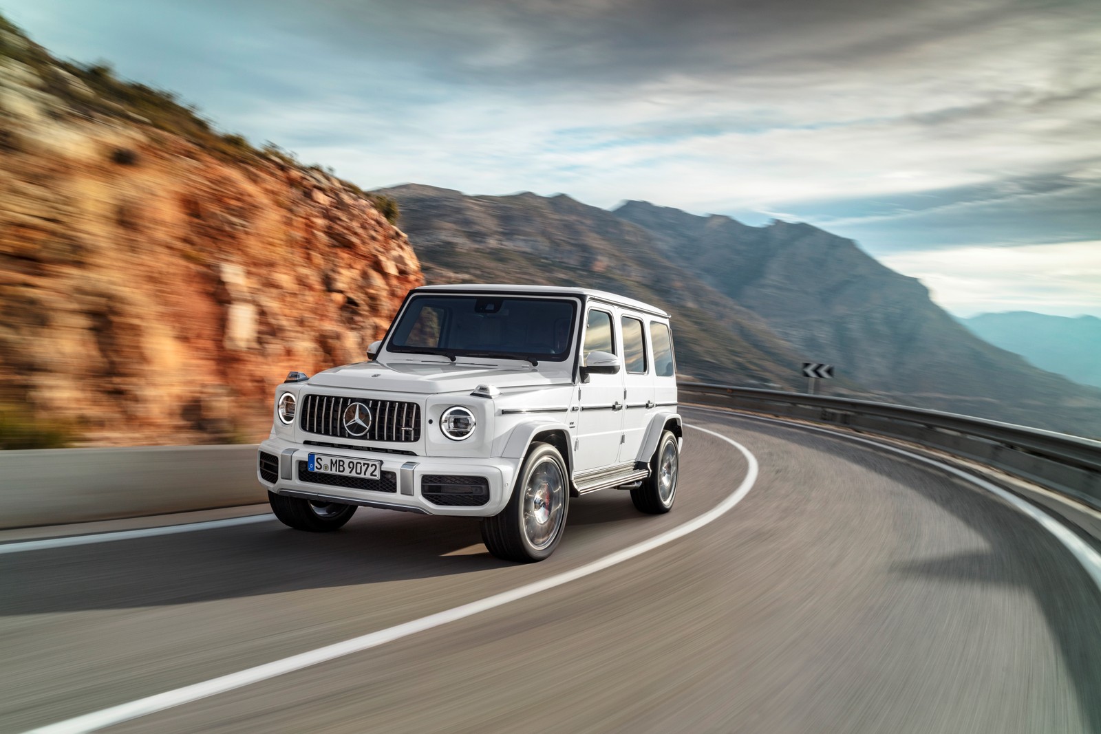 La mercedes g-class roule sur une route de montagne (voiture, pneu automobile, pneu, jeep, transport)