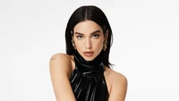 Dua Lipa : Icône captivante de la disco pop sur fond blanc