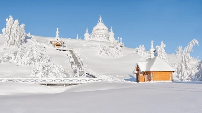 Maravilha de inverno no Museu Hermitage: Montanhas cobertas de neve e paisagem serena