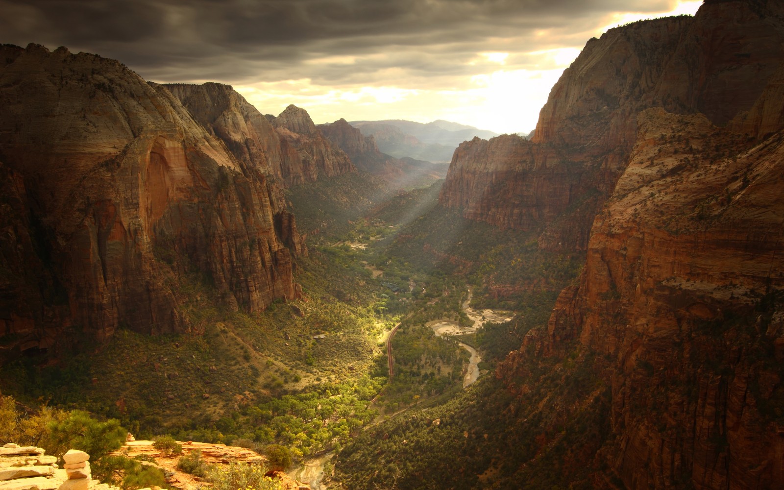 Une vue d'un canyon avec une rivière qui le traverse (vallée, formation, canyon, wadi, roche)