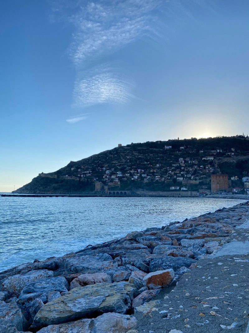 Скамейка на пляже рядом с водой (море, вода, облако, водные ресурсы, возвышенность)