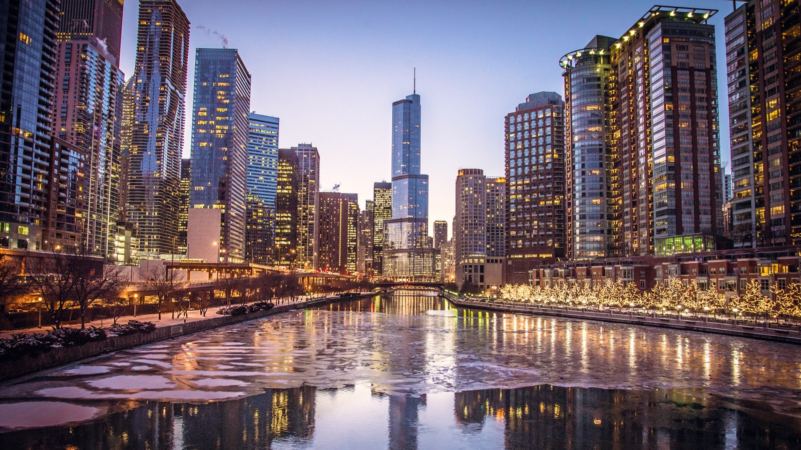 Вид реки, протекающей через город с высокими зданиями (чикаго, chicago, небоскреб, город, городской пейзаж)