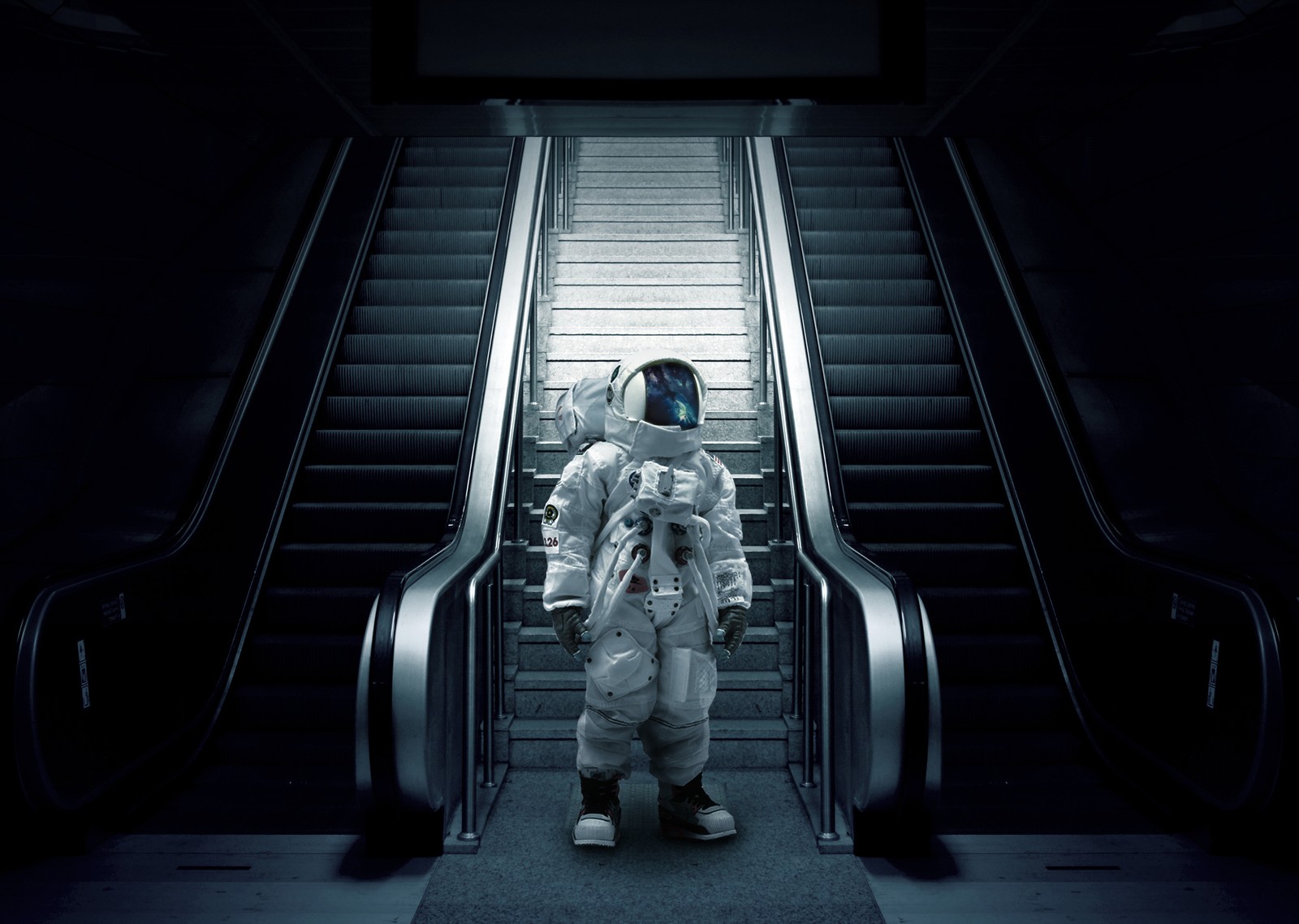 Ein astronaut steht vor einer rolltreppe in einem dunklen raum (rolltreppe, dunkelheit, raum, actionfigur, astronaut)