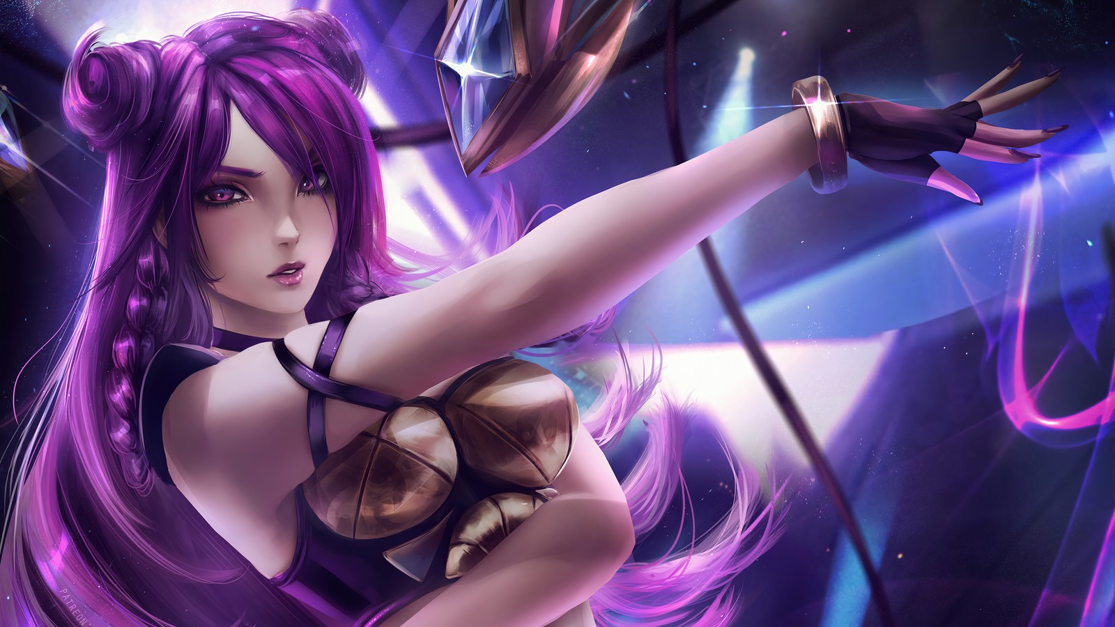 Une femme aux cheveux violets en tenue violette tenant une peluche (kda, kaisa, lol, league of legends, jeu vidéo)