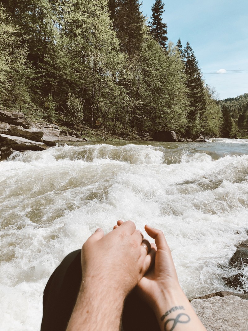 Кто-то сидит на камне в воде, скрестив руки (быстрый, водоток, водные ресурсы, вода, водный объект)