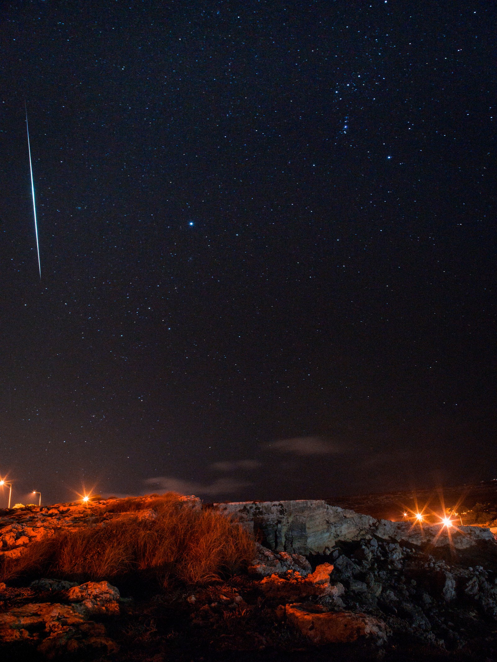 Céu noturno estrelado com uma estrela cadente e um meteoro (objeto astronômico, horizonte, noite, céu, lava)