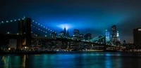 Brooklyn Bridge bei Nacht beleuchtet: Eine atemberaubende Stadtlandschaftsreflexion