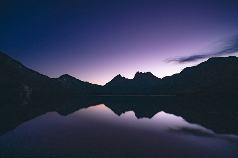 Вид на горный массив с озером на переднем плане (гора колыбель, cradle mountain, австралия, силуэт, ночное время)