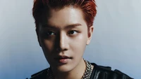 Taeil de NCT 127 avec des cheveux orange frappants et une expression audacieuse, mettant en valeur l'esthétique de l'album "Neo Zone: The Final Round".